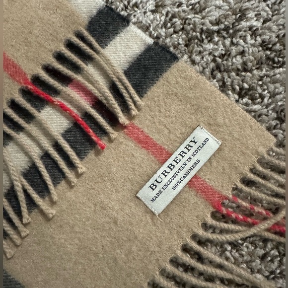 Authentic Burberry Preloved Cashmere Scarf 🧣 - Picture 9 of 12